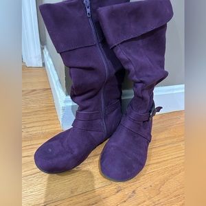 Girls purple boots!  These are suede material. They are adorable. Size 1.